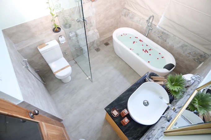 Luxury bathroom with freestanding bathtub and glass shower at The Feel Hotel Ella